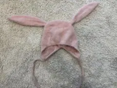 ウサギ耳付きピンク帽子