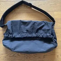 ユニクロ ドローストリングショルダーバッグ ブラック