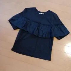 アースミュージック&エコロジーフリル付き黒半袖トップス