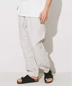 【値下げ】イージーパンツ　Mサイズ　スラックス　Mサイズ　オフホワイト