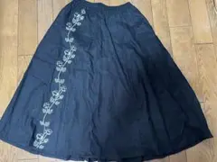 unrobe 黒のフレアスカート 花柄刺繍