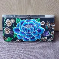 青い花刺繍のクラッチ財布