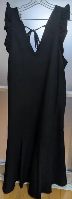LL黒　肩フリルV開きマーメイドライン ロングワンピース