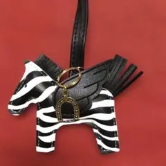 【新品】ゼブラ柄 馬型キーホルダー チャーム