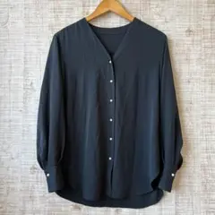 美品23区　パウダリージョーゼットパールボタンＶブラウス40(L)ネイビー