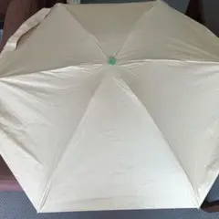 ベージュの晴雨兼用折りたたみ傘