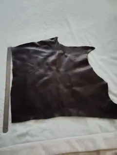 牛革（クローム鞣し）　色は濃褐色のソフトレザー。大きさは50cm☓50cm。