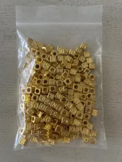 ゴールド スクエア アルファベットビーズ 318個