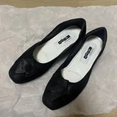 黒いフラットシューズ