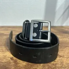 黒のレザーベルト シルバーのバックル付き