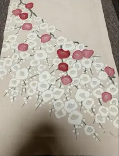 正絹ちりめん約35×60 薄ピンクに桃色白花柄　梅？　ベビーピンク　金彩