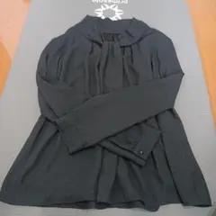 黒いフロントタック長袖ブラウス