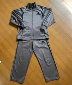 adidas グレー ジャージ　130