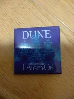 L'Arc-en-Ciel DUNE スクエア型のピンバッジ。