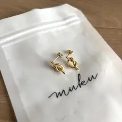 【新品】muku ゴールド結び目デザインピアス　ご縁結び