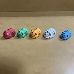 カラフルなミニサイズのトラの置物　香箱坐り