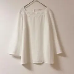 トップス　洗えるオフィス服　仕事　ホワイト　さらさら生地　シンプル