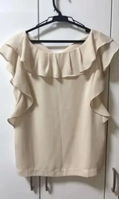 ベージュ フリルノースリーブシャツ