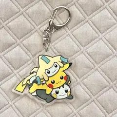 ポケモン　両面キーホルダー　くったりピカチュウ　エモンガ　ピカチュウ