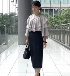 BEAMS/ビームス主役級フリルブラウス　大人可愛い　オフィスカジュアル　グレー