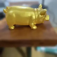 ブーブ鳴くゴールド 豚の置物