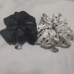 ♥️BLACK、WHITE シュシュ キラキラハート&香水チャーム