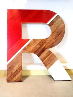 壁掛けインテリア 40㎝ 大型文字 立体的な「R」アルファベットデザイン