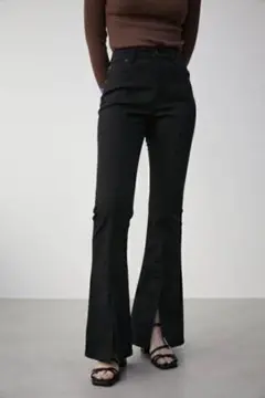 アズールバイマウジー　センタースリットフレアパンツ　ブラック