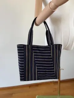 ストライプデザインの中型トートバッグ