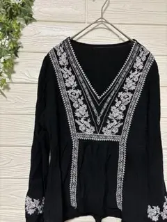 お買い得 ☆黒 Vネック 花柄刺繍入り長袖チェニック