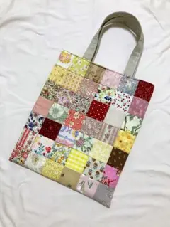 パッチワークキルトのマチなしトートバッグ　赤　ハンドメイド