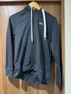 Under Armour 黒 フード付きパーカー