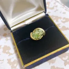 緑色の装飾リング 翡翠 ゴールド アベンチュリン 石不明 ヴィンテージ リング