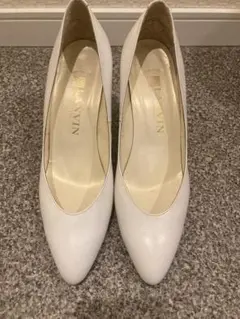 ホワイトパンプス ローズ装飾付き
