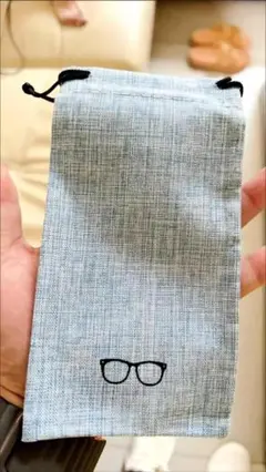 グレーの眼鏡刺繍巾着袋