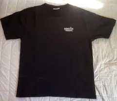 ロゴ入りブラックTシャツ