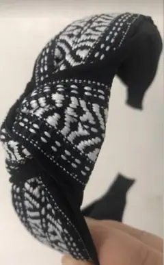 刺繍デザインの黒と白のヘアバンド