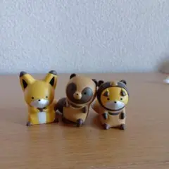 タヌキとキツネ　ストラップ　フィギュア