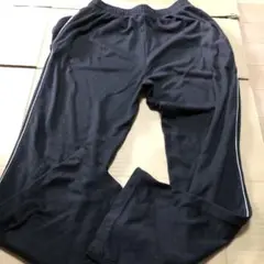 黒のポリエステルジャージパンツ