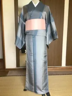 しつけ糸付き　　縞柄染め大島紬　　証書ナシ。