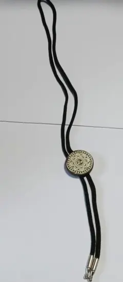 花模様の木製ループタイ