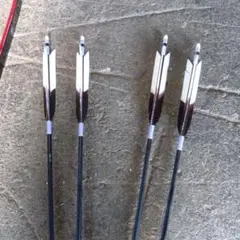 カーボン製矢 4本セット 白黒羽根６５センチ位