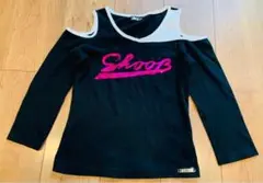Shoop スパンコールロゴ オフショルダー長袖
