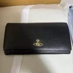 黒の長財布 ロゴ付き