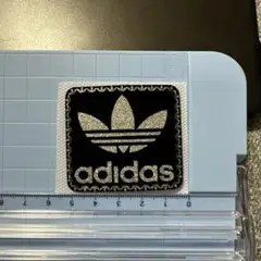 adidas ロゴ シリコンワッペン 黒・銀