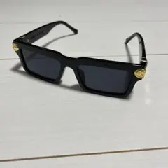 ブラックスクエアサングラス ゴールドアクセント