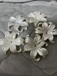 ホワイト花形ビーズ 5個セット　ハンドメイド