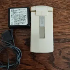 【ジャンク品】au WIN ホワイト 折りたたみ式携帯電話 充電器付き