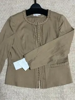 ☆新品☆ビバプレスト ベージュ 麻素材 ノーカラー フリルデザイン ジャケット