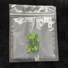 kaws ピンズ ピンバッジ グッズ